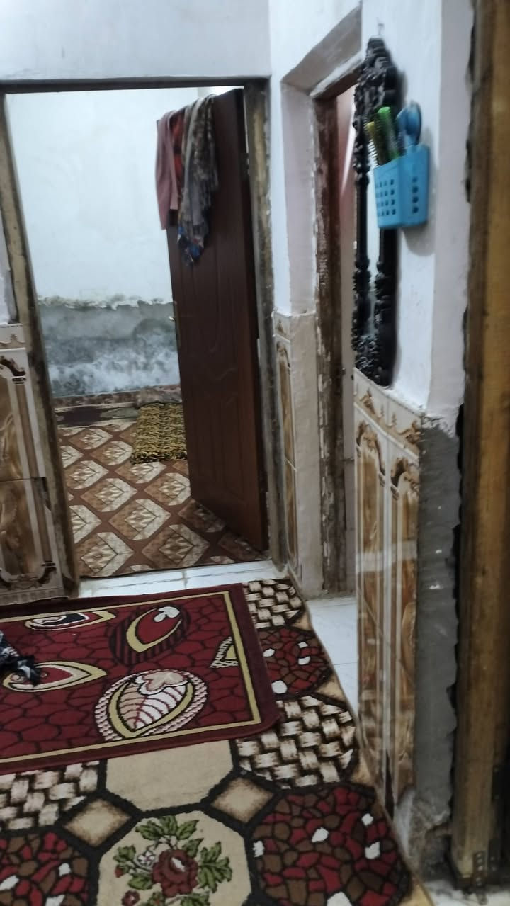 سلام عليكم اخوان بسبب الوعود الكاذبه عدي بيت البيع مساحه 190 بل شاميه بنطقت البعزيب البيت متكون من غرفتين وصاله وبراني ومطبخ وصحيات وهاذا رقمي يرده تصل عليه وبلعافيه على الياخذه ***********.
