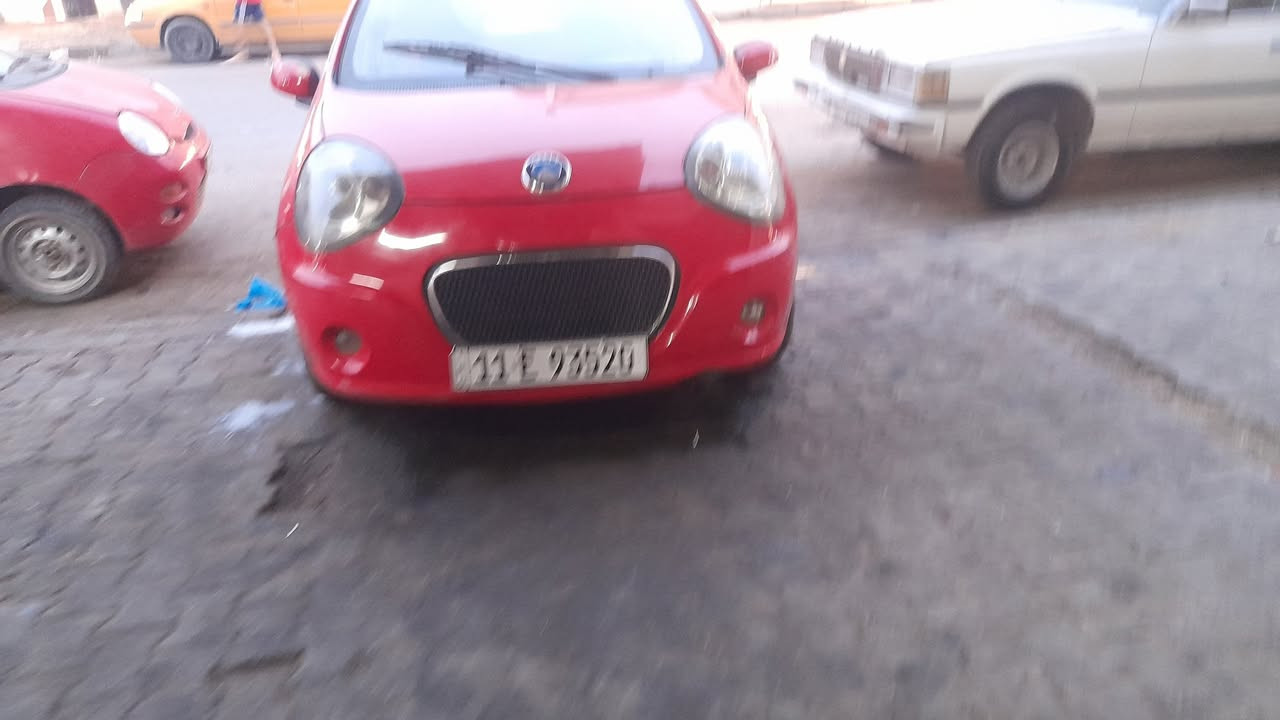 سلام عليكم جيلي باندا موديل ٢٠١٣ بغداد اوتماتيك سنويه والارقام جديده هزه جديده صدر امامي وخلفي جديد محرك وكير مكفولات كهربائيات كلها شغاله بيها قطعه واحده صبغ وباقي مكفول بيها شخوط السياره  للبيع عارضها ٥٠ وبيها مجال للتواصل ***********مكاني بالكرخ الرحمانيه الجعيفر
