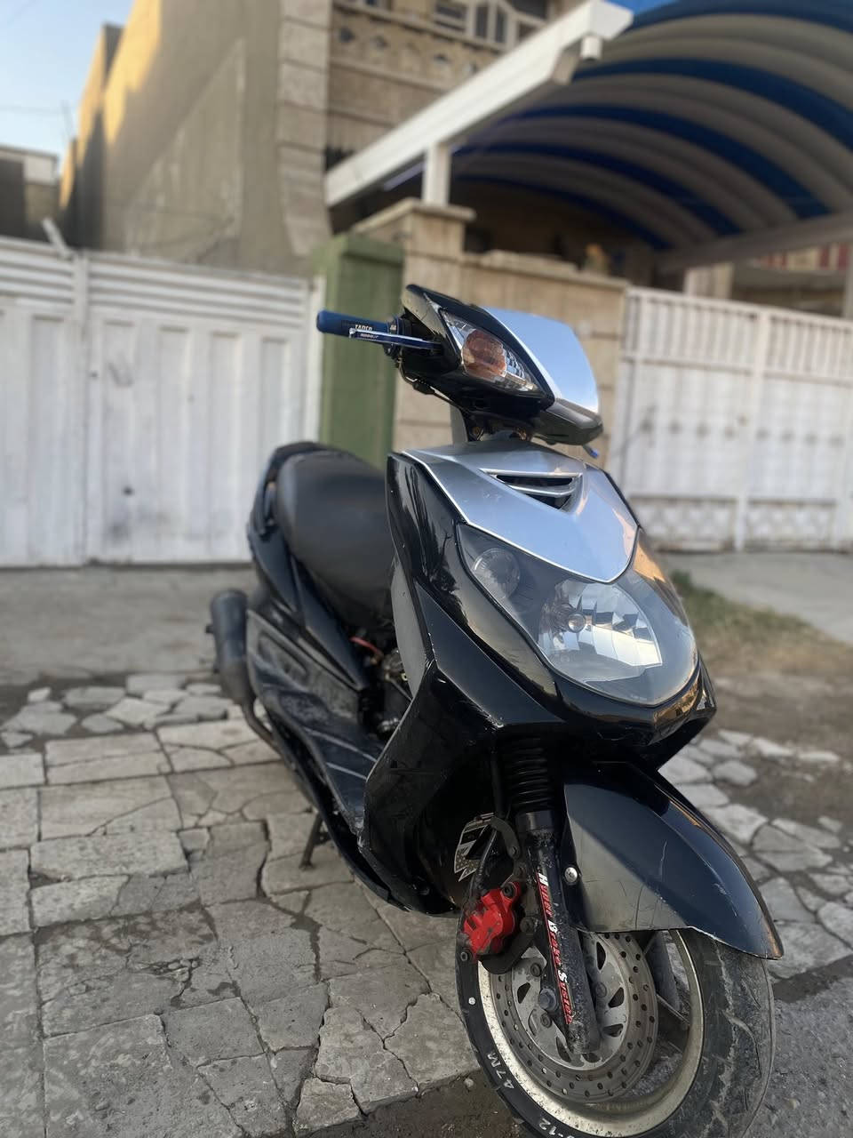 سلام عليكم دراجه سكنس فحل كابريتر Two color 
لون رصاصي واسود الدراجه كوريه موديل 2009
1-مكينه بوشه وبستم بلادي
2-كلج خلفي رياضي وخرز كلج امامي رياضي 
3-صالنصه شايل الكاتم 
4-الدراجة شلعه ومعدل حلوه لايت زنون 
5-بيه اوراق
 6-ويل امامي خلفي رياضي 
7-يدات رياضي قبق فلاوين رياضي 
8-الدراجة كاملة سلف وهندر نكرة شوكت ما تريد 
السعر: 550وبيه مجال
مكاني: القاهرة قرب الموال
رقمي: ***********
ملاحظة🚫: ما متواجد على الفيس فقط رصيد و واتساب
