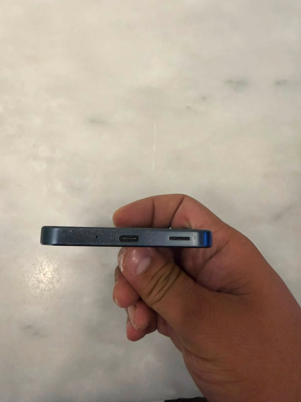 السلام عليكم
جهاز  SAMSUNG A16
غراضه كامله 
نضافته 95%
بي طخه بسيطه بل شاصي 
السعر 170
العنوان :بغداد/ العامريه 
رقم:***********

