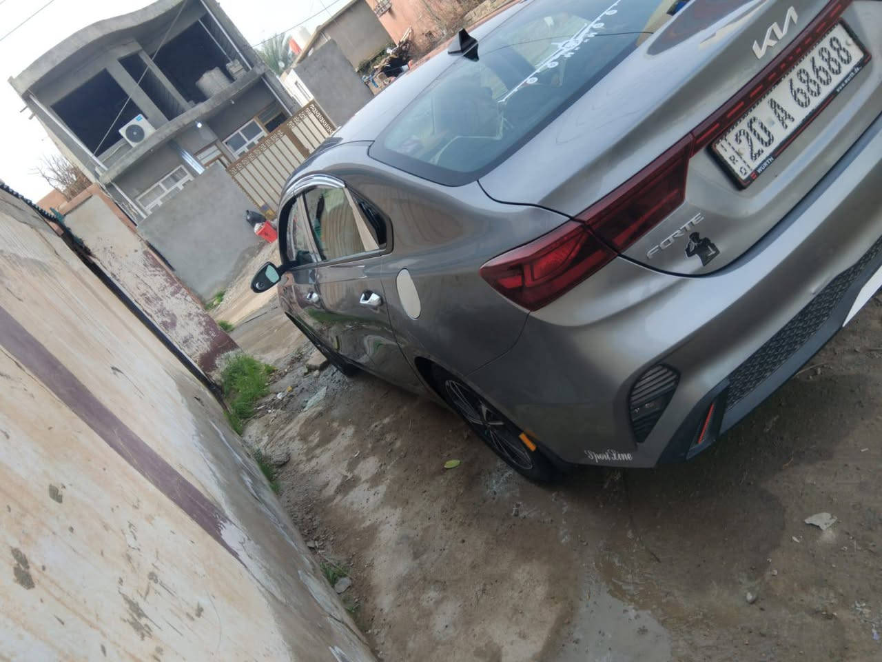السلام عليكم كيا فورتي 2024 سياره نضيفه وحلوه زيرو ماشيه 17 الف مواصفاته مثبت سرعه ورادارات جانبيه وخلفيه واماميه ومانع اصطدام وشاشه وكامره خلفيه ويل كب ومانع انزلاق وسياقه ذاتيه وابواب بصمه  واذا تركت الستيرن تنطيك انذار بسرعه وبعد هواي موصفات تبريد ثلج وتدفئه نار بيه قطعه 1 فقط صبغ البنيد بدون دواخل والباقي كله بلادي تحويل ثاني يوم السعر 170 وبيه مجال الرقم *********** المكان ديالى بعقوبه
