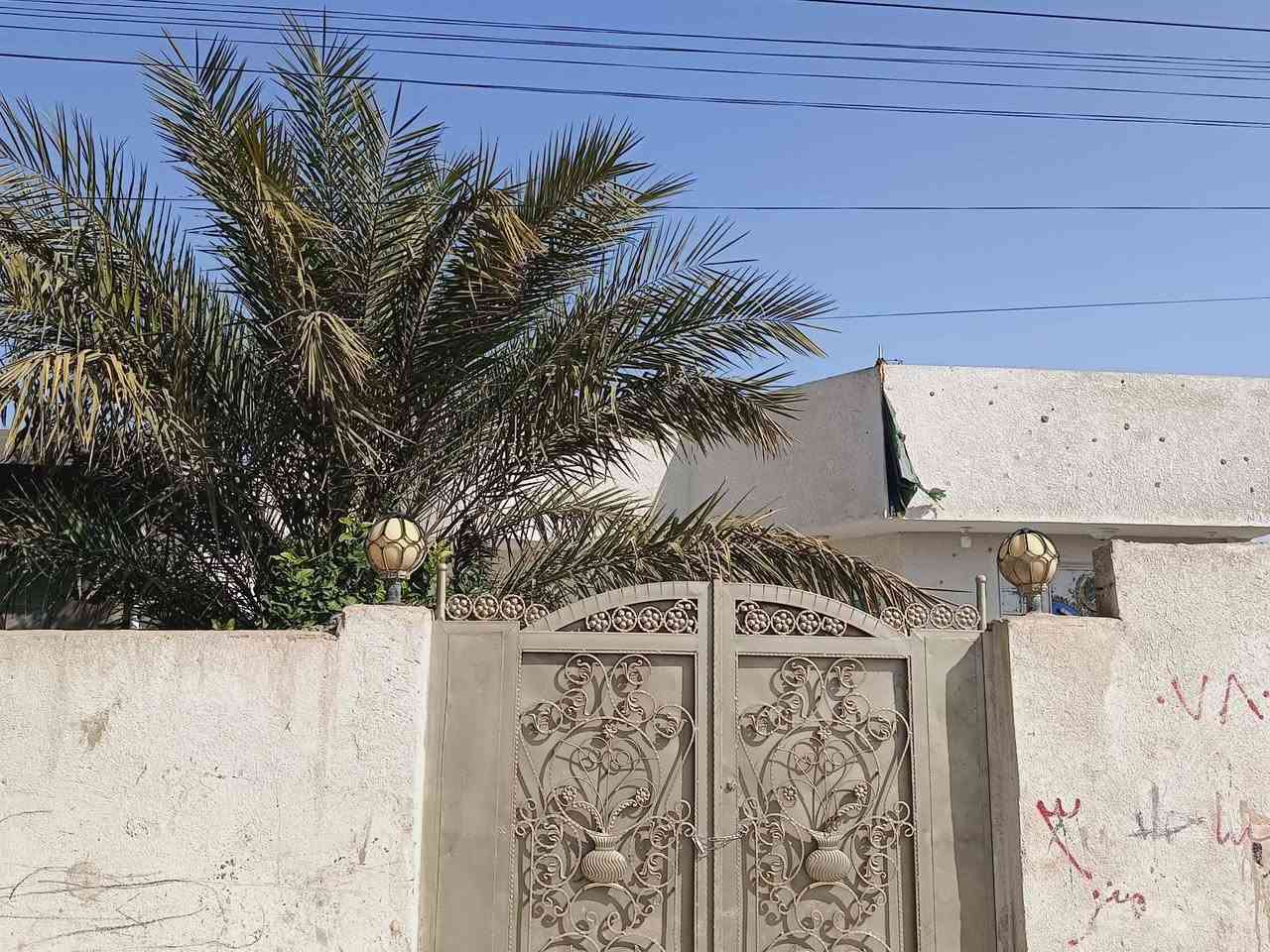 بيت للبيع بشارع نفط مساحه 320 قرفتين صاله مطبخ ستقبال بنا حديث جاهز ***********
///***********
