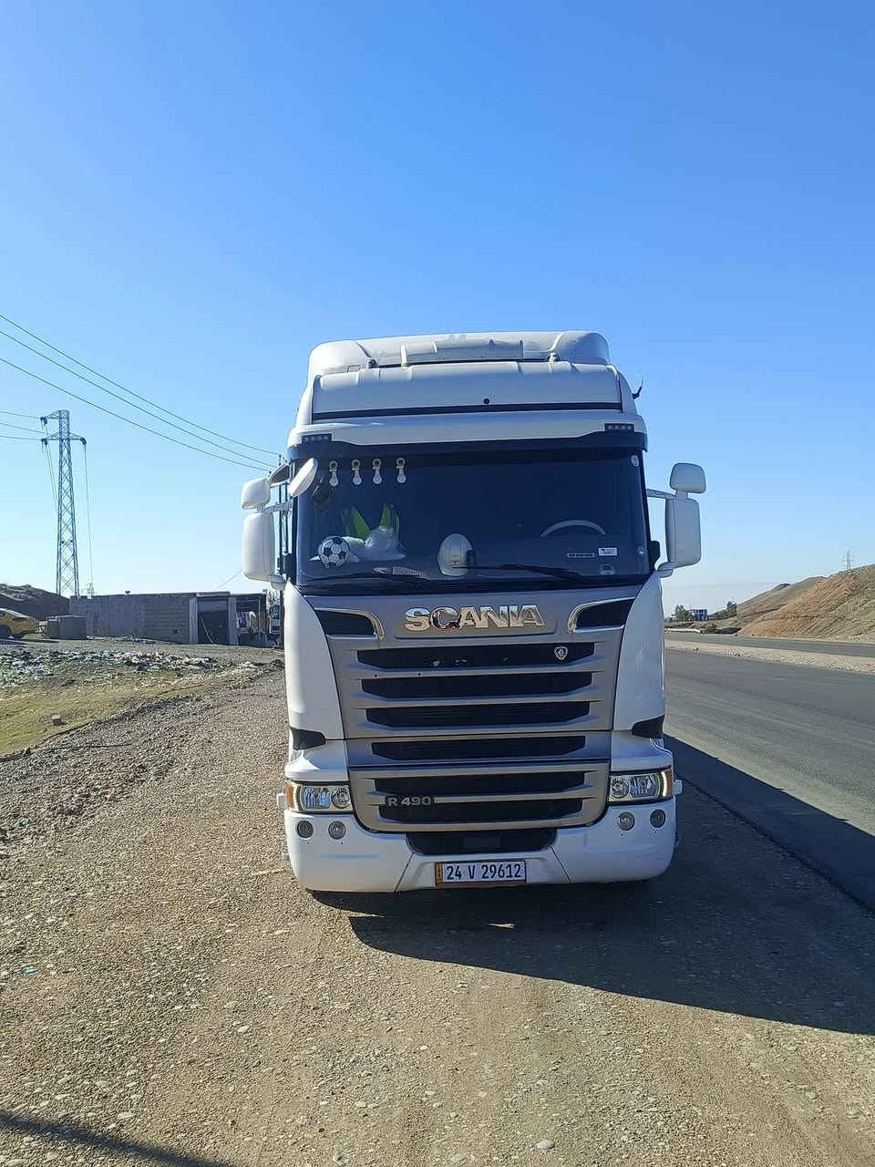 السلام عليكم سياره لبيع سكانيه موديل 2016 جديده صار شهر من مرقمها كير اوتماتيك 12 نمر عرجه تخم ويل كروم اصلي مكينه 490.  سوبر عادي تخم تاير. رتايدر ثلاجه دخليه. سبلت خزن 4جوبلسات لكسن. رقم دهوك. تريد بس راس او راس وعربانه اتصل علئ رقم *********** وتحويل مباشر؟
