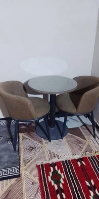 طاولات  جدد وطاوله وكراسيه وياها جديده كلش 07833502420