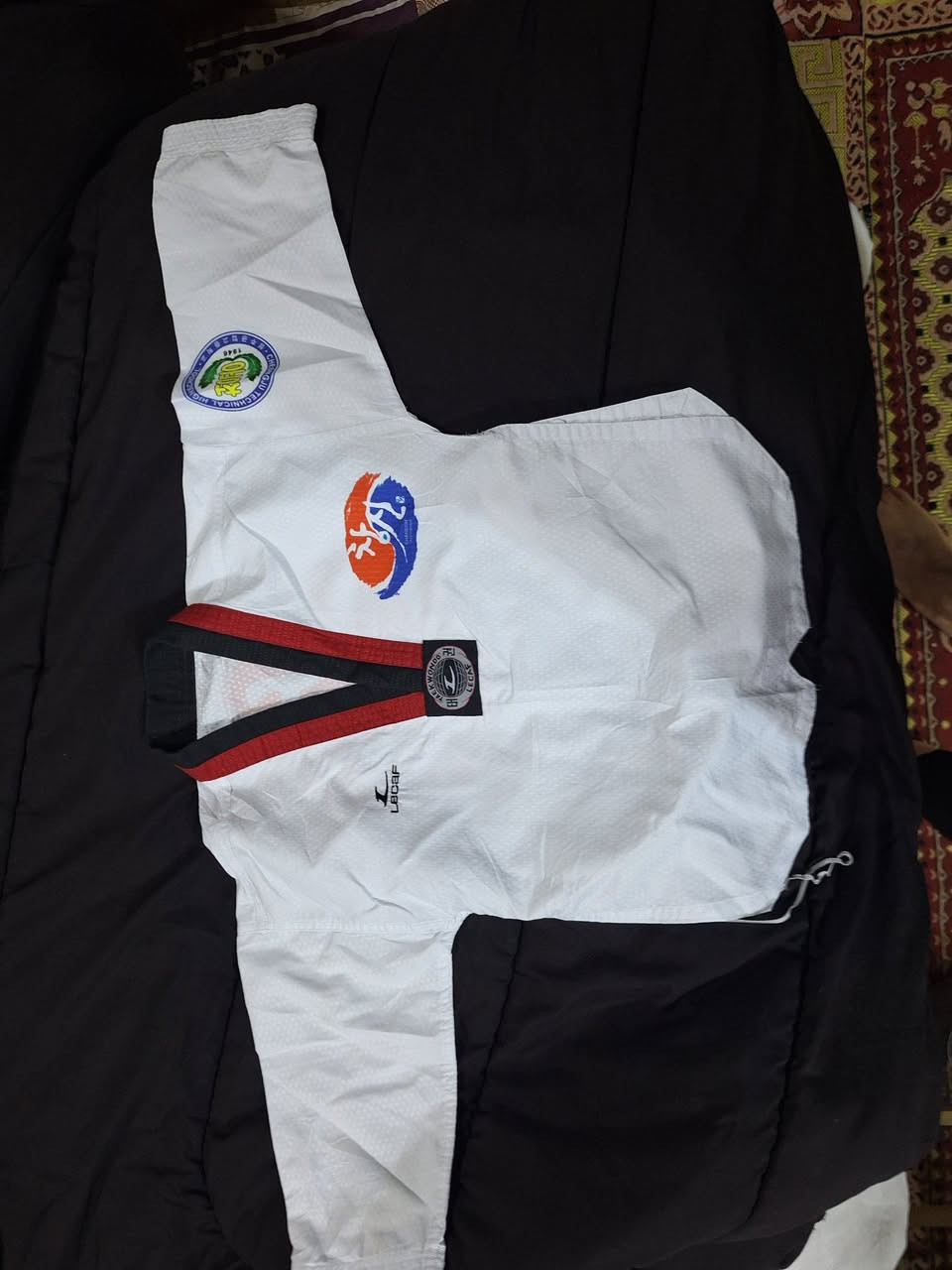 عندي قطع ملابس كاراتيه كوري اصلي جديد..  فقط القطعة العليا..  تقريب 150 قطعة مختلف الاحجام ومختلف الخامات والالوان..  ابيعهن جملة بسعر مناسب العنوان حلة باب المشهد ***********
