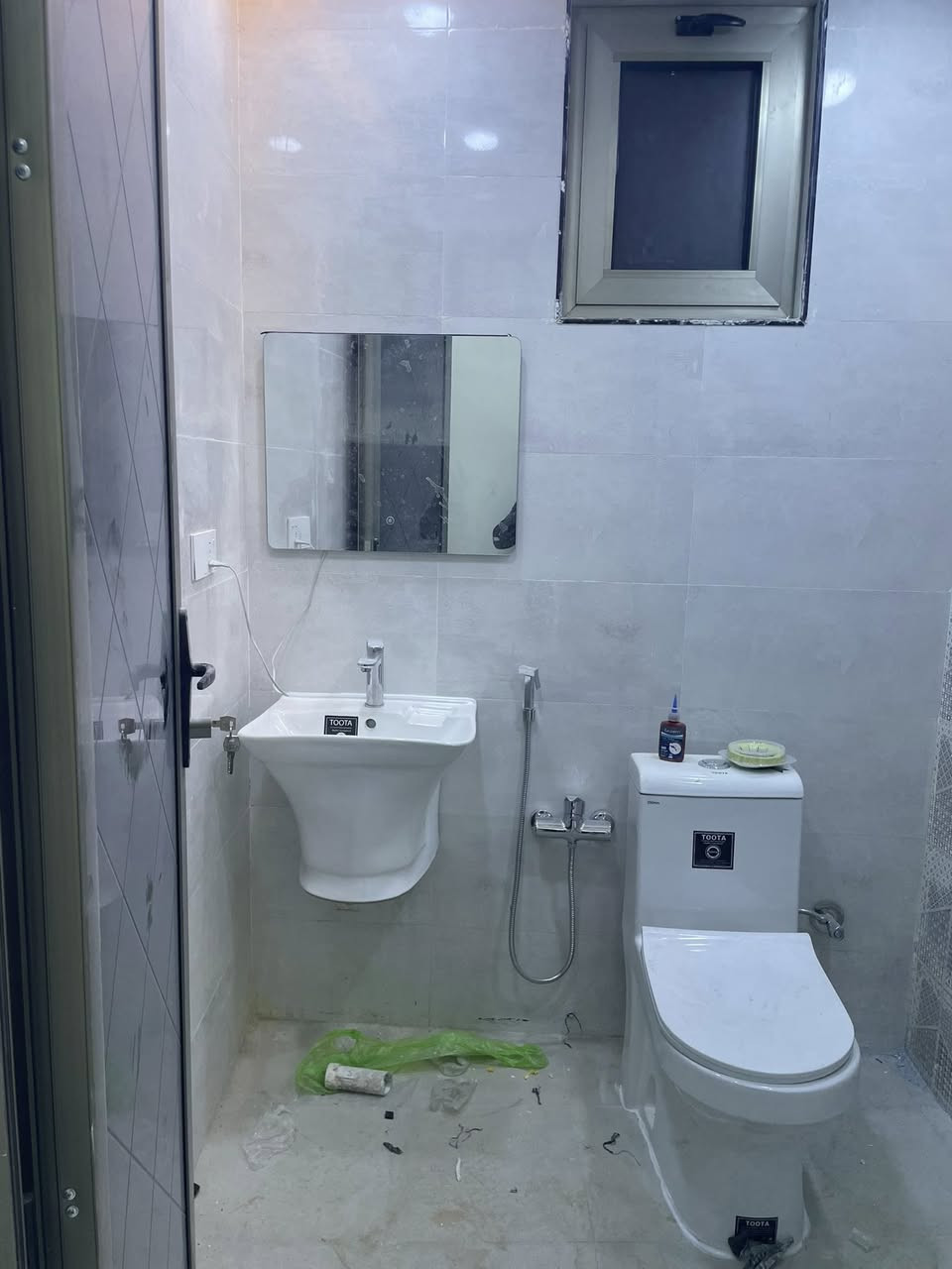 للايجار شقة طابق اول زيرو بناء 2026 طابق اول تتكون من غرفتين وصالة ومطبخ معزول وخدمات مساحة 100 متر في منطقة الاعظمية شارع قاسم ابو الكص
للاستفسار اكثر التواصل ع الخاص او الاتصال ع الرقم *********** واتس اب
** الايجار عوائل فقط**
