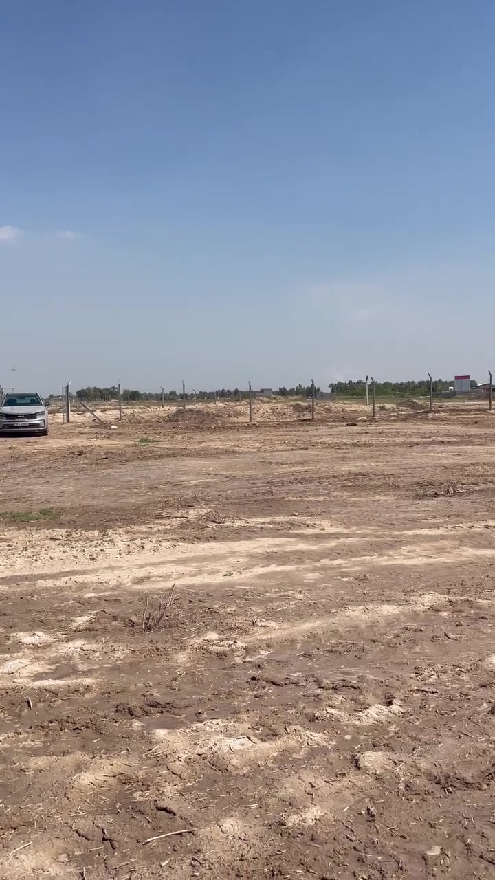 السلام عليكم 
ارض 2 دونم طابو سند 25 
موقع العزيزيه منطقة دير الوسطه 
تبتعد عن تبليط السده 500متر 
يوجد ماء سأله كهرباء 
***********
