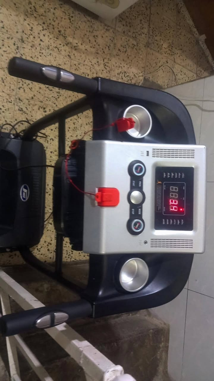السلام عليكم جهاز جري رياضي مستعمل انضافه 90% السرعة 100 يحمل وزن 150Kg يحتوي على جهاز ركض وجهاز احزام للخواصر (حساس) العنوان بغداد السعر 250 الف رقم ***********
