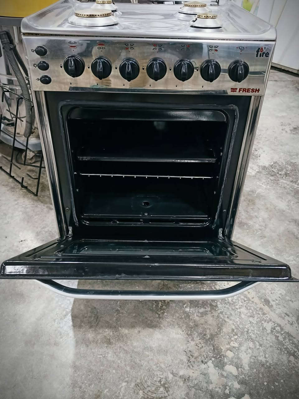 طباخ فريش مستخدم اربع عيون نظيف كلش شغال فرن فوك وجوه
***********
