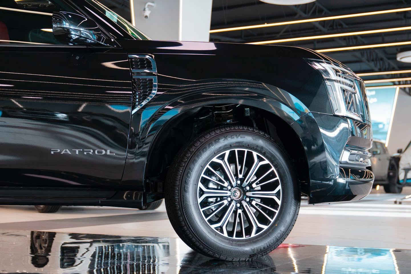 👑🚗 الفخامة على أصولها… عنوان الهيبة 🚗👑  

🔥 نيسان باترول بلاتينيوم موديل 2026 🔥  
سيارة الأسطورة التي تجمع بين القوة المطلقة والتكنولوجيا المتقدمة مع أعلى درجات الرفاهية.  

💎 خيارين من المحركات الجبارة:  
✔️ 3.8 لتر تنفس طبيعي – أداء ثابت واعتمادية عالية  
✔️ 3.5 لتر توين تيربو – قوة استثنائية وتسارع مذهل  

✨ المواصفات (فل كامل):  
✔️ 7 مقاعد فاخرة – راحة عائلية ملكية  
✔️ مساج للمقاعد الأمامية  
✔️ تدفئة وتبريد للمقاعد  
✔️ سقف بانوراما واسع  
✔️ داتا شو (Head-Up Display)  
✔️ نظام رادار ذكي  
✔️ تحديد مسار  
✔️ مانع تصادم أمامي  
✔️ أوتو بارك (صف السيارة تلقائياً)  
✔️ كاميرات محيطية + حساسات متكاملة  
✔️ نظام قيادة متطور وثبات عالي بكل الطرق  

🎯 تجربة قيادة تليق بالملوك… قوة، هيبة، وتقنيات من المستقبل  

📍 شركة المهند لتجارة السيارات  
بغداد – معارض النهضة  

👨‍💼 استشاري المبيعات:  
جملة حيدر هاشم  

📞 للحجز والاستفسار:  
***********  

🔥 امتلك القمم
