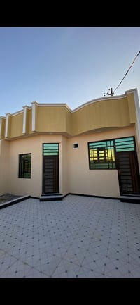 البيت للبيع مكون من واجهة عصرية وتصميم داخلي حديث. يتميز بأرضيات سيرام...