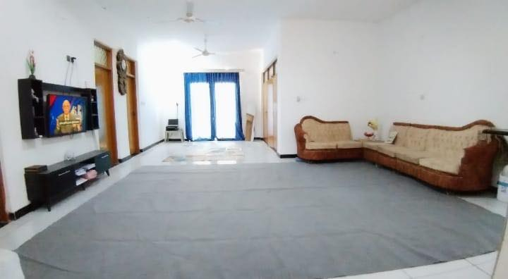 السلام عليكم
دار للبيع مساحة الأرض نص دونم ٣٥ في ٣٥ متر مربع الموقع نجف كوفة شارع معمل السمنت (البراكية ) قرب بانزين خانه العيساوي مقابل القلعه يبعد عن الشارع العام مايقارب ١٢٥ متر المواصفات غرفتين نوم ٤ في ٥ استقبال ٤ في ٦ المطبخ ٤ في ٦ الصاله ٤ في ١١ جلسه ٤ في ٣ مجمع حمامات ٤ في ٣ ونص و مجمع حمامات الضيوف ٤ في ١.٨٠ سم الدرج دائري يحتاج تغليف. صب مسلح درجه اولى كهربائية بواري طابوق جمهوري الأساس صب ٤٠ في ٥٠ ارتفاع عن الأرض واحد متر السياج الخارجي حجر تأسيس الماء حار بارد الطابق الثاني غير كامل يحتاج تقطيع وصب السقف ولبخ وارضية وتأسيس كهرباء السعر ١٧٠ مليون مع المجال 

الاستفسار الاتصال ***********
