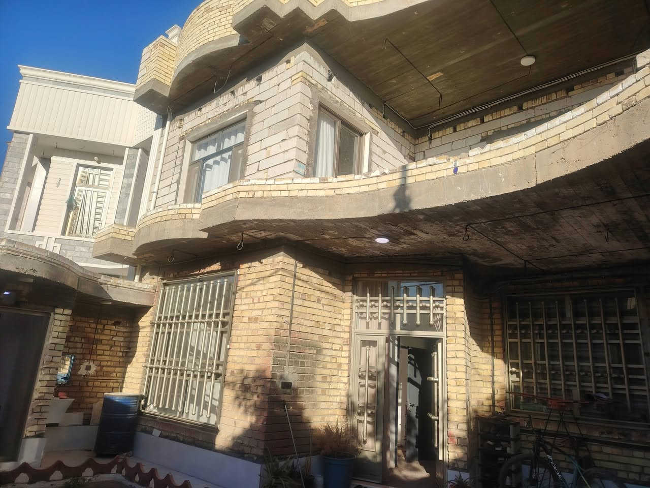 منزل للبيع مساحة 220m في محافظة كربلاء قضاء الهندية /ام الهوه الجديدة مقابل شارع باشا
داخل شارع حسينية اهل البيت
بناء حديث يحتوي على 5 غرف 2 بالطابق الأول و3 بالطابق الثاني ومطبخ واستقبال وصالة واسعة وسط منزل واربع حمامات 2 بالطابق ثاني و1 بالطابق الأول و1 بالطارمة

 للتواصل على هذا الرقم
***********
السعر خاص
