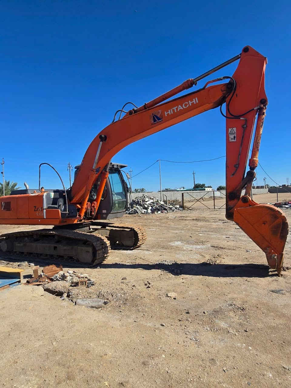 السلام عليكم 
حفاره هيتاشي Z 200موديل 2004
رقم ميسان اصولي شرط تحويل ثاني يوم 
حفاره كامله من كلشي ما بيها اي نقص 
مكينه ما مفتوحه 
(العنوان البصره _قضاء المدينه )
$$السعر 245وبيها مجال بسيط 
لاستفسار.  ***********

