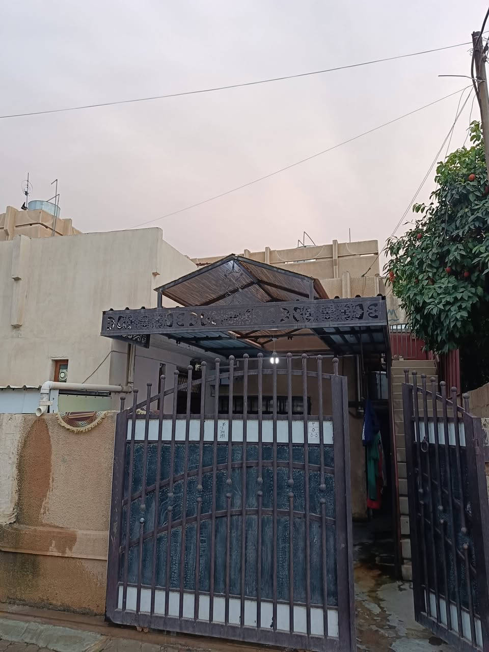 سقيفة للبيع طول 5 أمتار وعرض 3 وشوية السعر 150 ألف 
العنوان كركوك طريق بغداد مقابل مدينة ألعاب ***********
