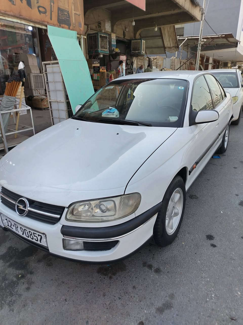 اوبل بزون نضيفه موديل 1998 تبريد شغال محرك نضيف باتري جديد تايرات جدد.... أنا الشرعي السعر اتصال... ***********.... ***********
