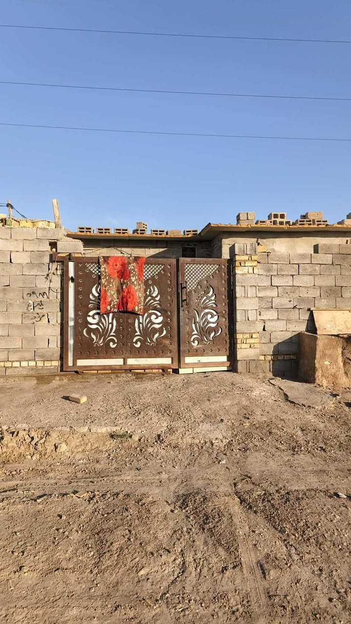 دار لبيع مساحه 210 حي الحكيم بشارع السكن قرب مجسر الحولي 
بناء بلوك يتكون من غرفتين وهول عكاده واستقبال ومطبخ سندويج.   طابو زراعي 25 ومرقم من بلديه 
للاستفسار ***********
السعر 25وقابل لتفاوض
