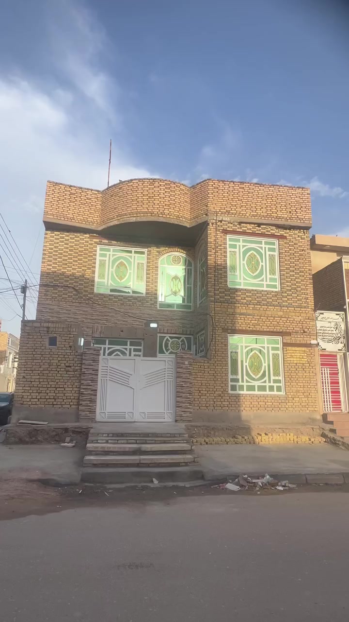 الدار للبيع ركن مساحه 100متر 10*10طابقين على شارع رئيسي 15مترحي اور شارع السبيس البيت فارغ حالياً وجاهز لسكن وباقي التفاصيل واتساب او اتصال ***********
