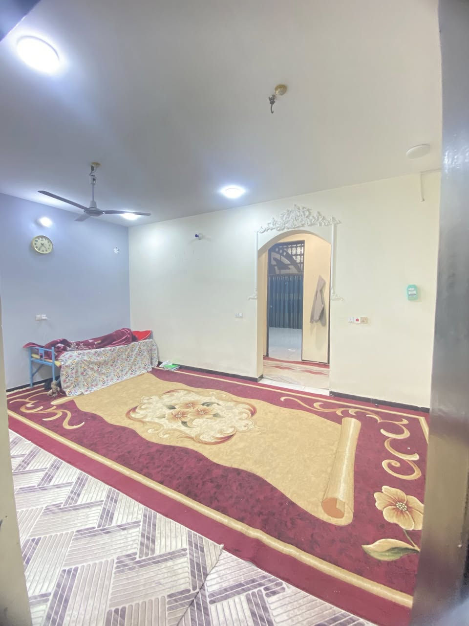 السلام عليكم بيت للبيع بمساحة200م 
حي المعلمين خلف مجمع كميل مداور ب اسم المشتري 
يتكون من غرفتين ومطبخ وصاله واستقبال ومجمع صحيات داخلي وخارجي البيت ينباع مع الاثاث السعر 92 الاستفسار ***********
