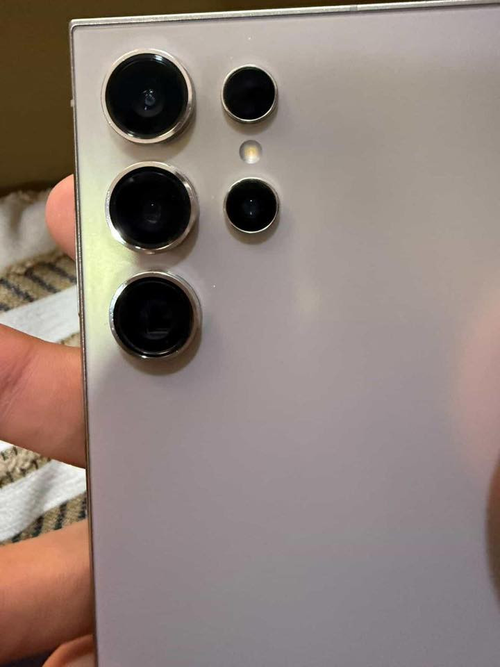 السلام عليكم s24الترا
مساحه 256. السعر 1.000.000وبي مجال للشراي 
دبل سيم كارت 
بعده بل ضمان نضافه100‎%‎

بغداد مدينة الصدر ***********
