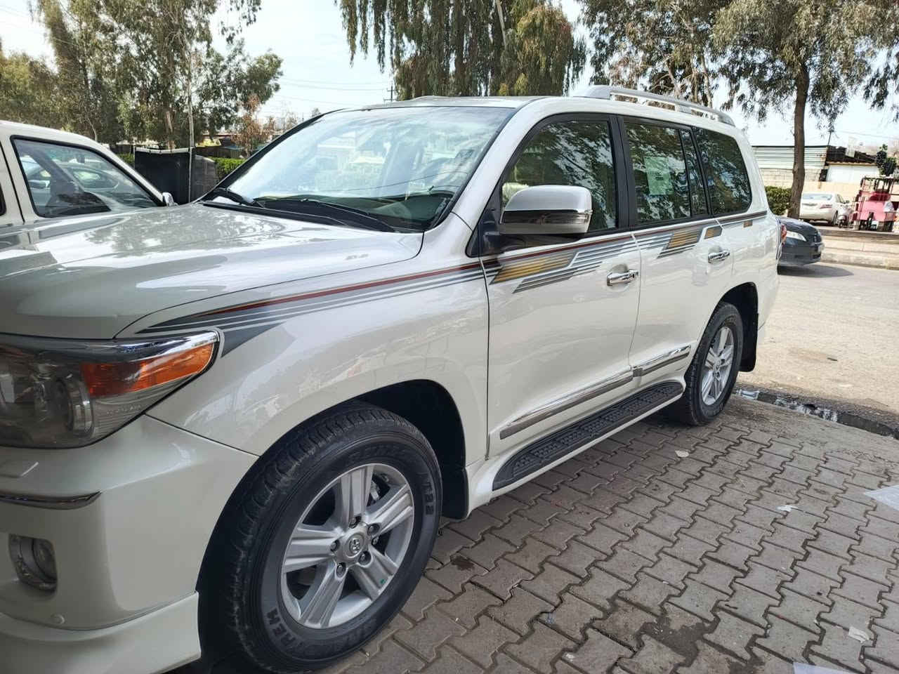 السلام عليكم
تويوتا لاندكروز 2014 بريم فول
 محرك 8 سلندر
حجم المحرك 4600
كفالة عامة 
رقم اربيل دولي وبسمي
ماشية 167
المواصفات
سلايد روف
تشغيل عن بعد
مري شفط
حساس امامي خلفي
زراك لايت
ثلاجة
جلد
مكانه كركوك 
***********
السعر 425 وبيه مجال
