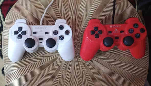 للبيع بليستيشن 2 سلم 
ويا يدتين وحده اصلية و ثانية تجارية مع الميموري و الفلاش يحتوي على 81 لعبه 
السعر 40 الف 
للتواصل ***********
