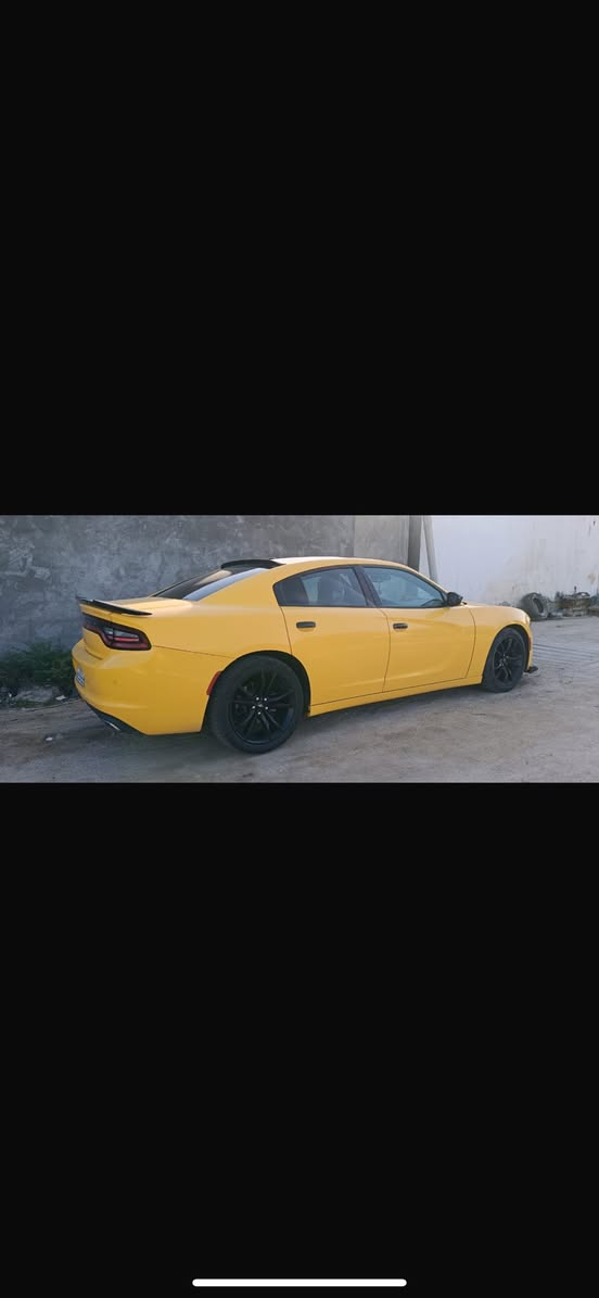 ***********للبيع جارجر sxt   2017 اصل  مسجلة 2021 وارد امريكي حادثهه خفيف من امريكا موضح بالصور 
بدون ارباك بدون شاصي بدون لغد    طخة  فقط في باب السايق .  السياره مواصفات sxt معروفة بعد 
ال
• اللون اصفر ليموني بلادي 
• أنوار أمامية HID أو LED مع عدسات.

 • حساسات خلفية.
 • جناح خلفي رياضي.
 • جنوط ألمنيوم مقاس 20 إنش .
 • مرايا كهربائية .

المواصفات الداخلية:
 • مقاعد مخمل 
 • مقاعد أمامية كهربائية 
 • نظام صوتي Alpine مع 9-12 سماعة.
 • عدادات ديجيتال مع شاشة معلومات 7 إنش.
 • دخول وتشغيل ذكي (زر ستارت)

وسائد هوائية
 • نظام ABS + ESP + TCS.
 • مثبت سرعة عادي (بدون رادار).
 • تنبيه ضغط الإطارات TPMS

 • ناقل حركة أوتوماتيك 8 نمر مع وضعيات قياده
 رقم بصرة باسمي (خصوصي ) 
تحويل ثاني يوم 
السعر 173  بيه مجال بسيط 
للستفسار ***********
