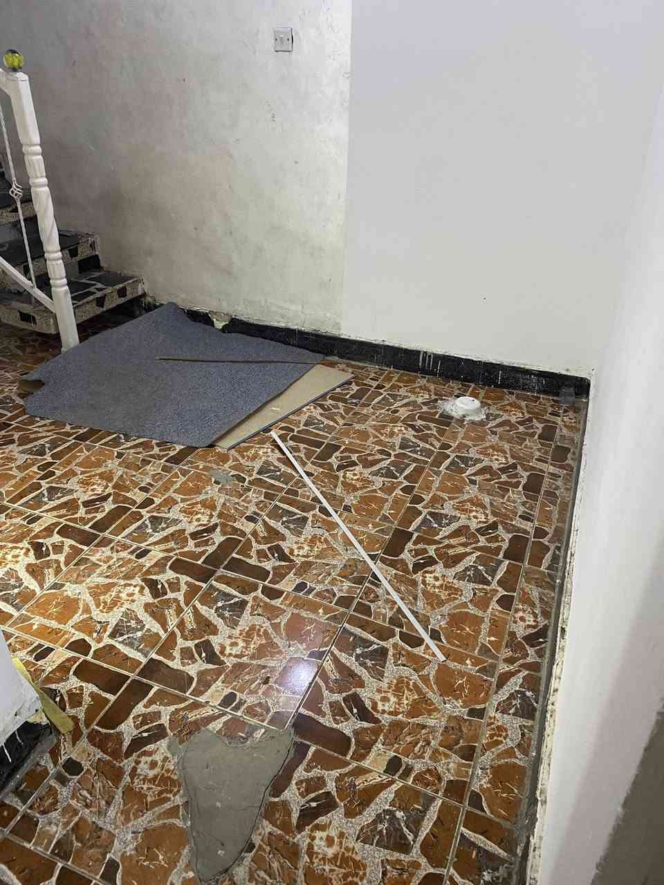 السلام عليكم
بيت طابق ارضي للأيجار بالغزالية بشارع المشجر بالمربع مال الملعب مساحة 135م  غرفة نوم 5في6 صاله 5في6 + حولي او مطبخ 3 في 5 او حمام + كراج كبير ايجاره  600 الف والاتصال واتس وخط على الرقم فقط لانتواجد في الفيس ***********
