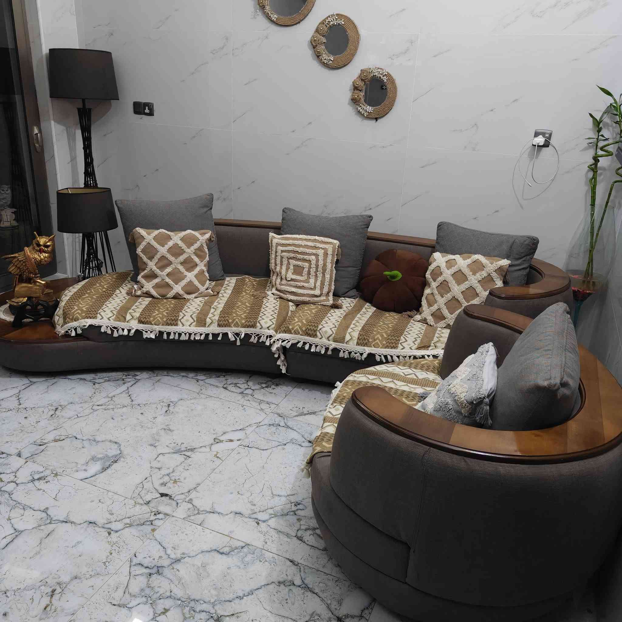 سلام عليكم  🛋️، عندي تخم جلوس رايق ومريح للبيع. نضيف جدا عنوان زعفرانية اتصال ***********
