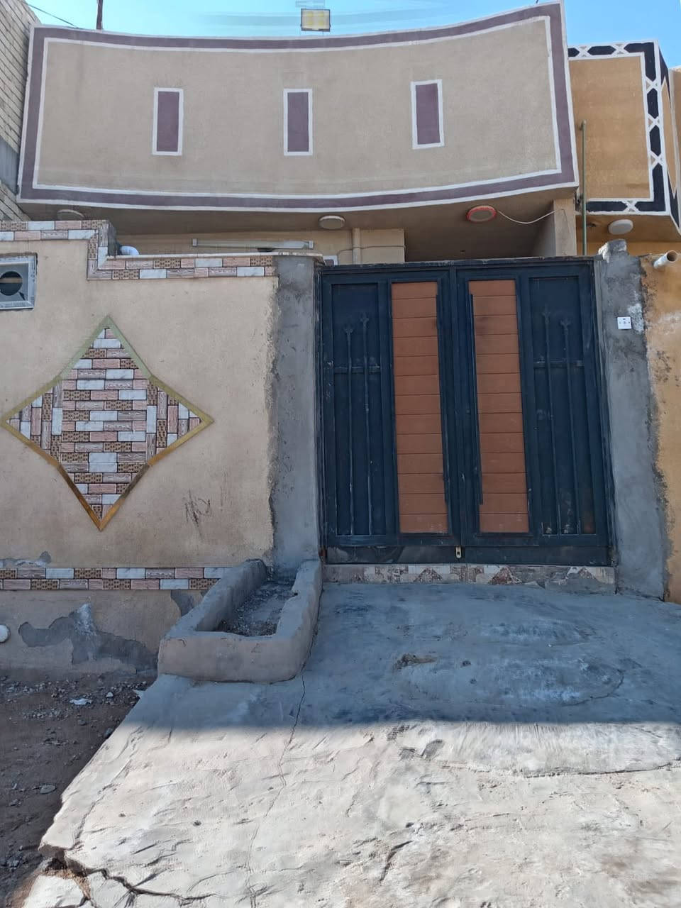 ‏سلام عليكم بيت طابو ملك صرف مساحة البيت 100 متر الواجهة 5 والنزل 20 بيت كلش نظيف ما عايز أي شيء  يحتوي غرفتين نوم هول صحيات داخلية وخارجية الشارع 20 متر مجاري كهرباء الاستفسار ***********
