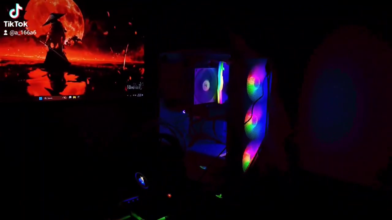 السلام عليكم PC"كاملة من كلشي " للبيع مستخدمة بنظافة عاليا جدآ استخدام بسيط 
ما بيه اي خلل وما داخلة صيانة 
مواصفات 
كارت الشاشة /RX5700XT 4G
معالج / R5 5500
الذاكرة العشوائية /16GB DDR5
الذاكرة / 265GB
شاشة / 24" FHD 144HZ

IPS
البور سبلاي /550 واط 
ملاحظة / تجميعة كاملة من ماوس من كيبورد و ماوس باد و سماعات 

السعر 850 الف توصيل الجميع الحافظات مجاني 
للطلب ولاستفسار ***********
