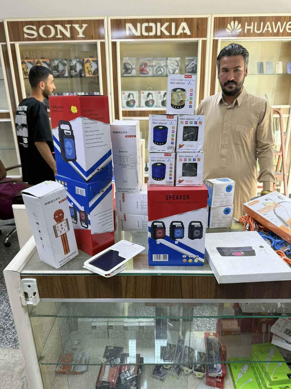 السلام عليكم
تصفية محل موبايلات ديكور متكامل 11 رف وفاترينات وكرسي وميز بيع عدد2وسبلت كنتوي 3 طن 
شواحن وهتفونات وكيبلات  واكسسوارات وكفرات ... شلع ابيع بدون قطع مكاني الدوره ***********
