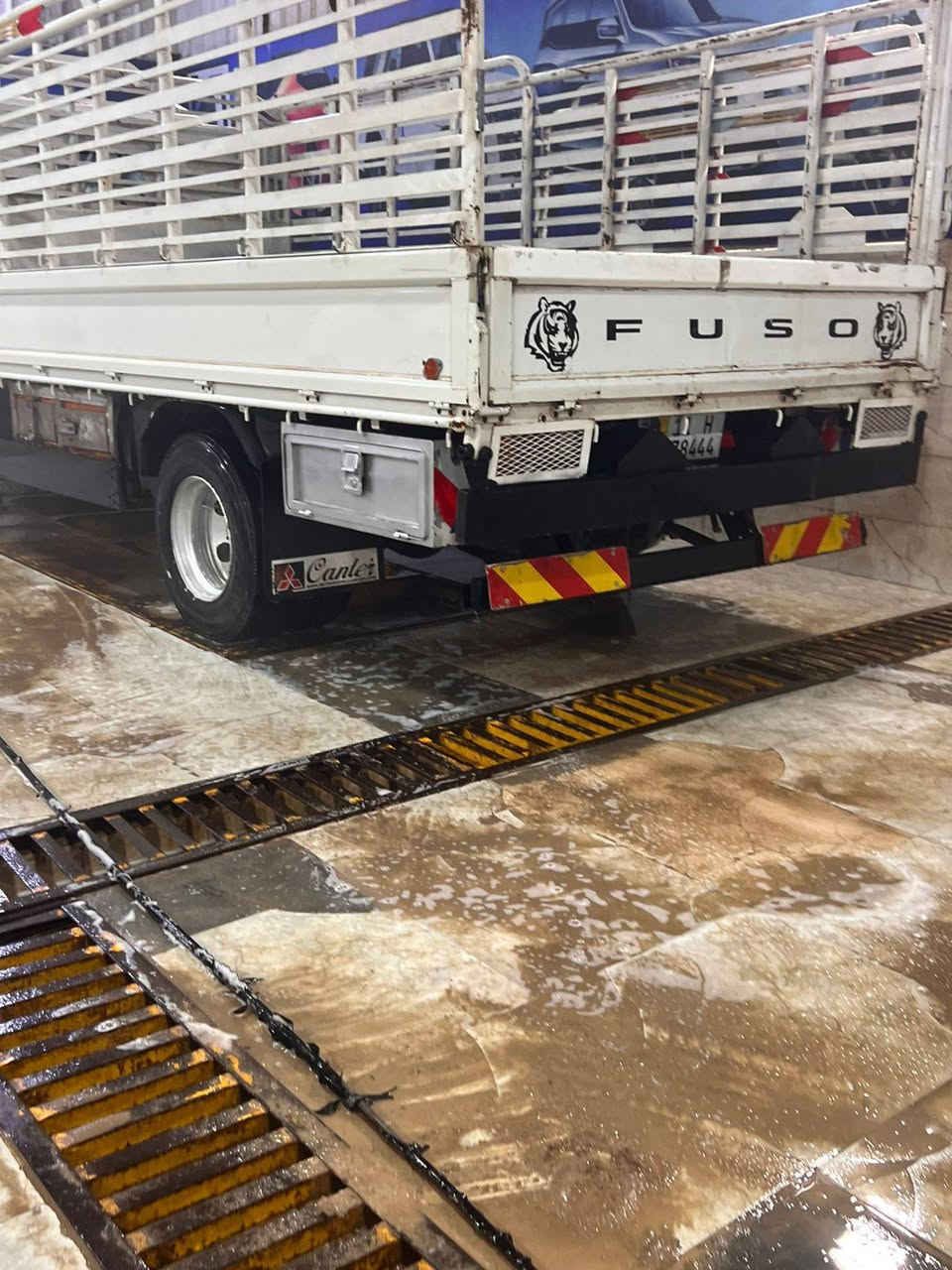 السلام عليكم  كنتر للبيع موديل 19 سياره مكفوله كفاله عامه من ضربة وصبغ محرك وكير اكسن  مكفلولات عامه سياره دوشمه وحداديه وتخم تاير محور 17نص سياره جاهزه  رقم بغداد العنوان عماره،***********
