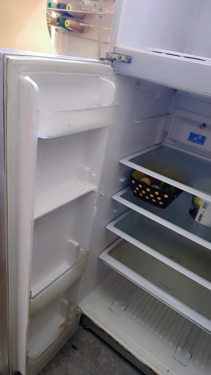 السلام عليكم لبيع ثلاجه نوعيته هيتاشي محوره تجميد فول اي شي مابيه شرط فحص السعر 250 سبب البيع المكان ماكو ناخد صغيره انريد ليحب يتصل على هذا رقم ***********
