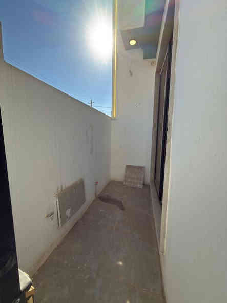 بيت ملكي 🏠 للبيع في البكر موقم مميز 

بناء فول هندسي 2025 سند طابو الزهور 

مساحه البيت 100 متر واجها6متر

يحتوي البيت ع استقبال وهول وغرفه نوم 🛌 ومطبخ وصحيات ومناور وكراج سيارة 🚘 

طابق ثاني هول و 3غرف نوم 🛌 وصحيات ومناور وبلكون وبيتونه 

يحتوي البيت ع 

نظام كاميرات 🎥 

نظام غسالات 

نظام سبالت 

نظام دكتات 

نظام دشات 

للاستفسار عن سعر البيت الاتصال على الرقم 

***********.
***********
