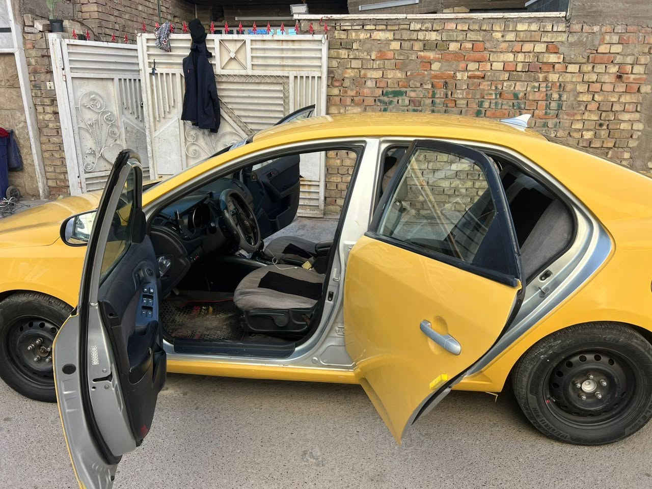 كية فورتي ١٢ وارد امريكي
حادثها جنطة بدون دواخل وبالعراق بنيد خغيف ومن تلحيظة صغيرة الكير والمحرك جيد تبريد ثلج داخل اسود المرغوب رقم بغداد هزة جديدة السيارة احلى من الصور بهواي  مكينة ٢٠٠٠ دوش ما بيها اي نقص السعر ٩٣ وبيها مجال
للتواصل ***********
