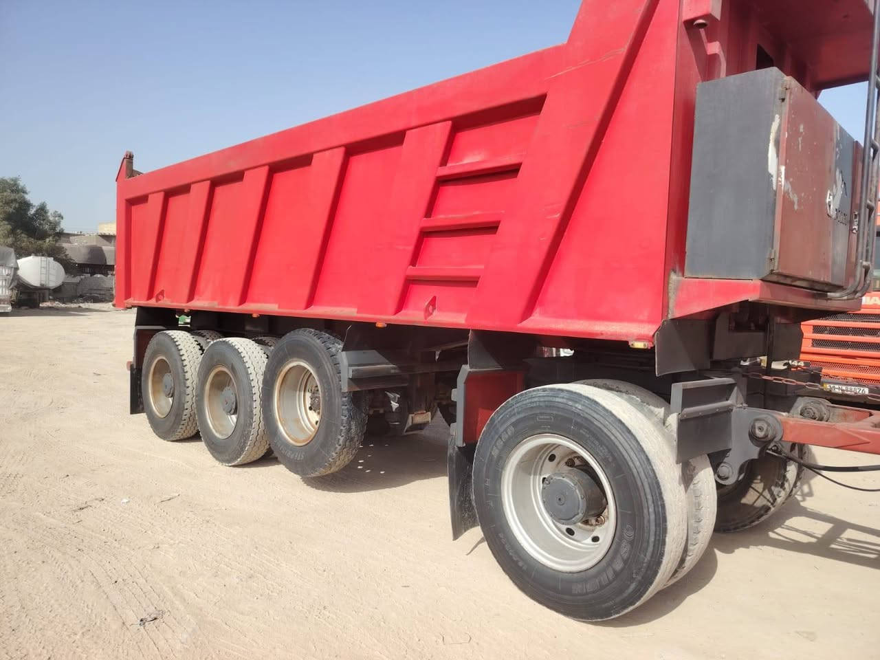 السلام عليكم مقطورة للبيع طول 7 ذرعة 20 متر تخم تاير جديد ///***********
