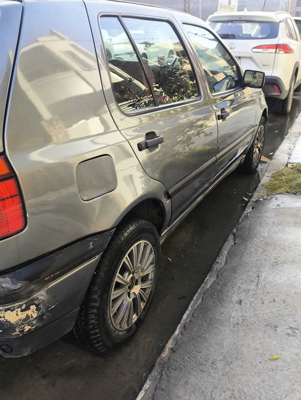 السلام عليكم
كولف1993 محرك 2000 كير اوتو تبريد ايرفلو جديد ممفتوح
صدر نظيف تخم تاير جديد سنوية مشروع وطني  للبيع السعر 44 وبيها مجال مكاني بغداد حي الجهاد 
للاستفسار ***********
