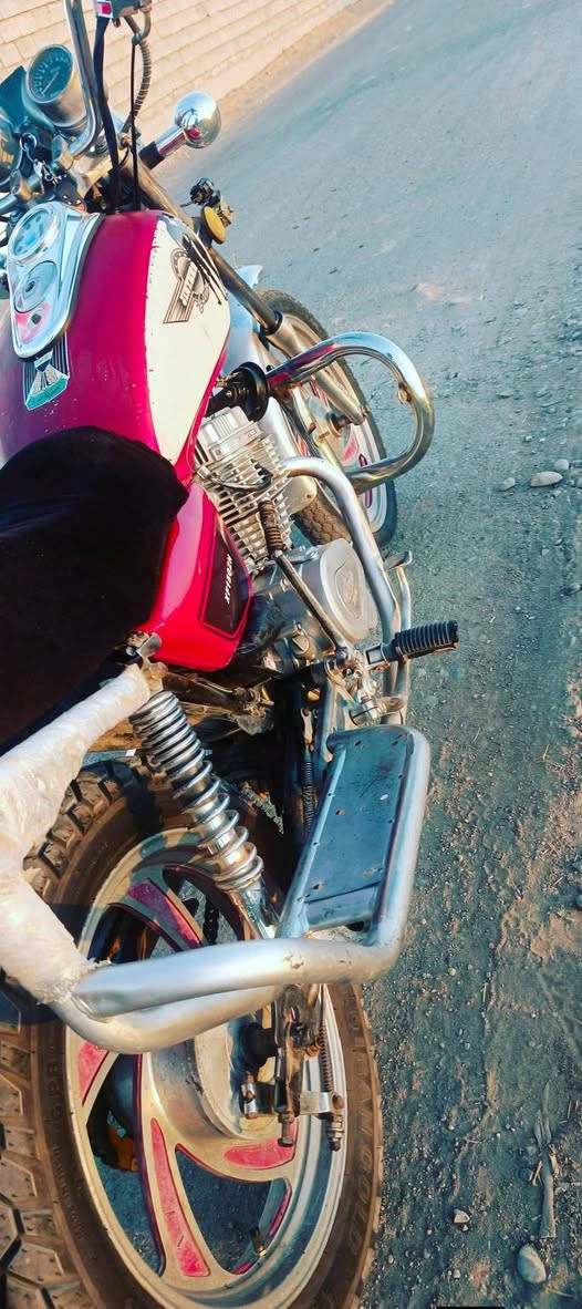 سلام عليكم موطور جني دبل بلك للبيع كلو شغال كهربايات لايت عالي ناصي زنون بك لايت شاير اربع جيهات هورن نكره سلف موطور ما ناقصو كلشي فقط باتري ضعيف السعر 375 وبي مجال ***********
