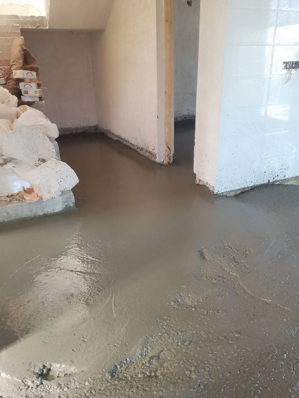 السلام عليكم صب ارضيات خباطه درجه اولى والتزام بالموعد وهذا رقمي كافه محافظات العراق في الحله صب ☎️ واتساب سبيس وحدل وتنظيف ***********
