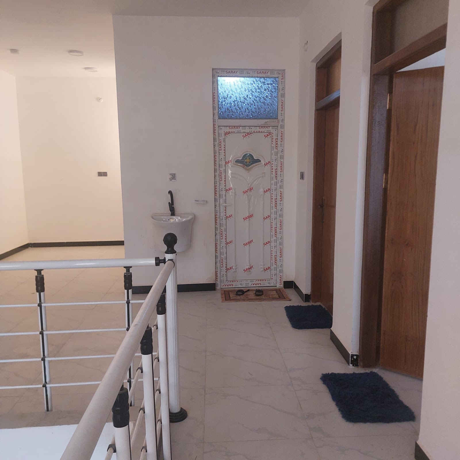 بيت في مدينه الصدرالشارع السايدين الكصة قاطين المساحة ١٠٠ م  واقع حال ١١٠  الطابق الاول ديوانيه وصاله ومطبخ وغرفة وصحيات داخليه وخارجيه والطابق الثاني غرفتين وصاله كبيره وصحيات والبيتونه بيه مخزن كبير على كبر الصاله السطح شتايكر  علما البيت مطلوب إسكان ٥٠ مليون

للتواصل ***********
