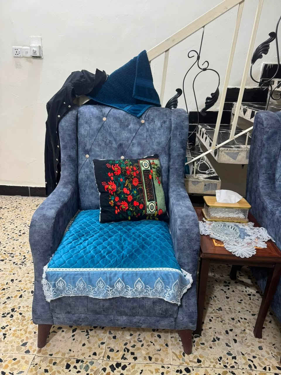 سلام عليكم تخم قنفات للبيع ٨ مقاعد صناعه عراقيه واحد من القنفات مكسوره الفايبره من جوه من جهه وحده واني مأشر عليها السعر ١٧٥ نهايته مكاني شارع فلسطين 
***********

