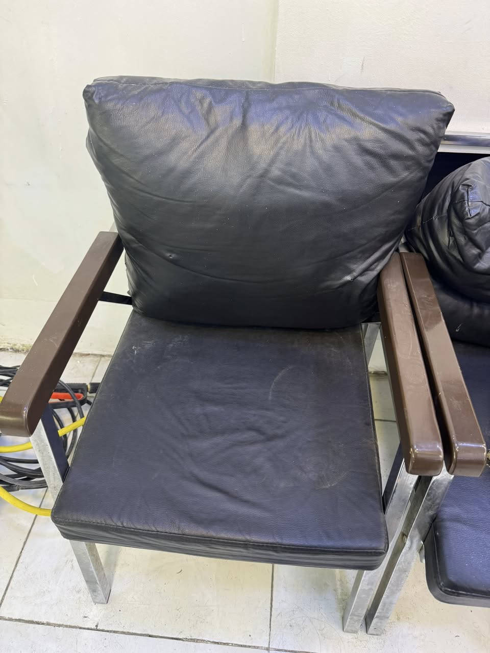 السلام عليكم
للبيع:
كرسي حلاقة + عربانة حلاقة (عدد 2)
فنفة جلد (عدد 2)
قنفة وحدة
العنوان: بغداد – الكرادة
للاستفسار الاتصال على رقم أخويه: ***********
