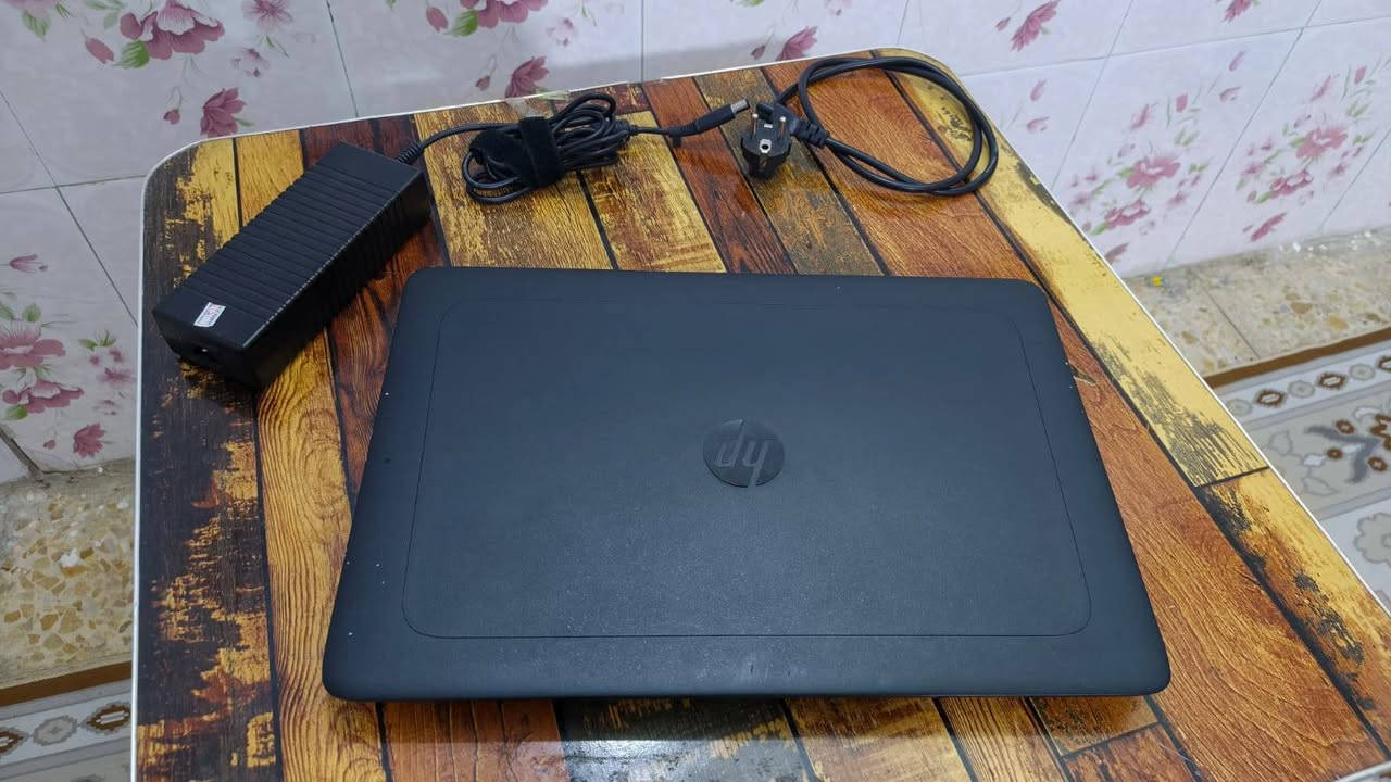لابتوب hp
السلام عليكم   لابتوب hp Zbook
جهاز قوي وممتاز للأعمال الهندسية، التصميم، والمونتاج
السعر 450 وبي مجال 

المعالج: Intel Core i7-7820HQ
الذاكرة العشوائية (RAM): 8 جيجابايت.
كرت الشاشة 
NVIDIA Quadro M2200 (بذاكرة 4 جيجابايت).
Intel HD Graphics 630.

وحدة التخزين: 256 جيجابايت نوع SSD (سريع جداً من نوع NVMe).

نظام التشغيل: Windows بنظام 64 بت.

ملاحظة: الجهاز عبارة عن محطة عمل (Workstation) من فئة HP الاحترافية المخصصة للأداء العالي.
واتساب ***********
