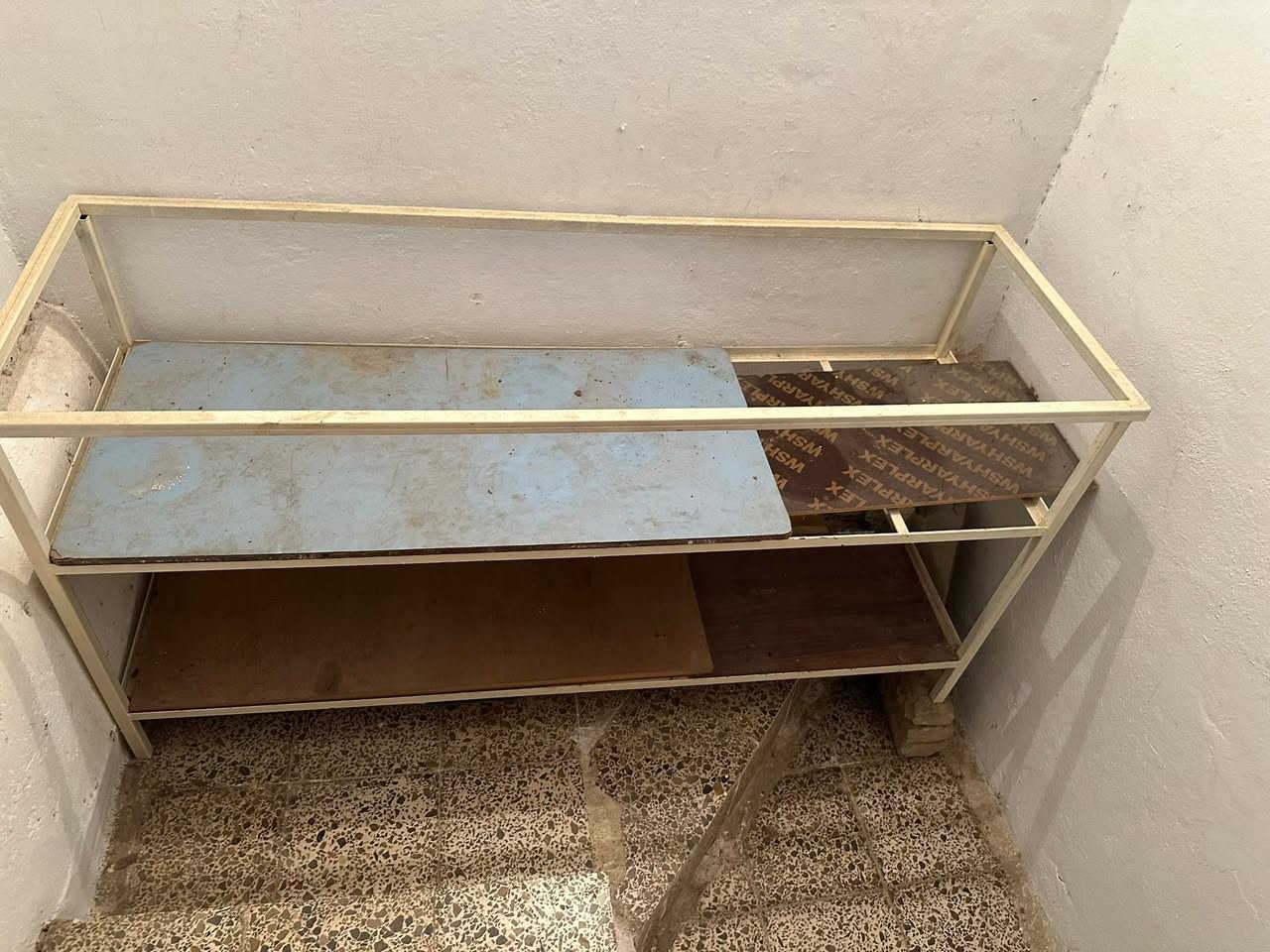أغراض للبيع العنوان برطلة حي العسكري بالقرب من جامع نعمان
القاعدة حديد السعر 50 الف لان تصلح لكثير شغلات زوالي /مواد غذائية ميز طعام جديد ما بيه اي ضرر
