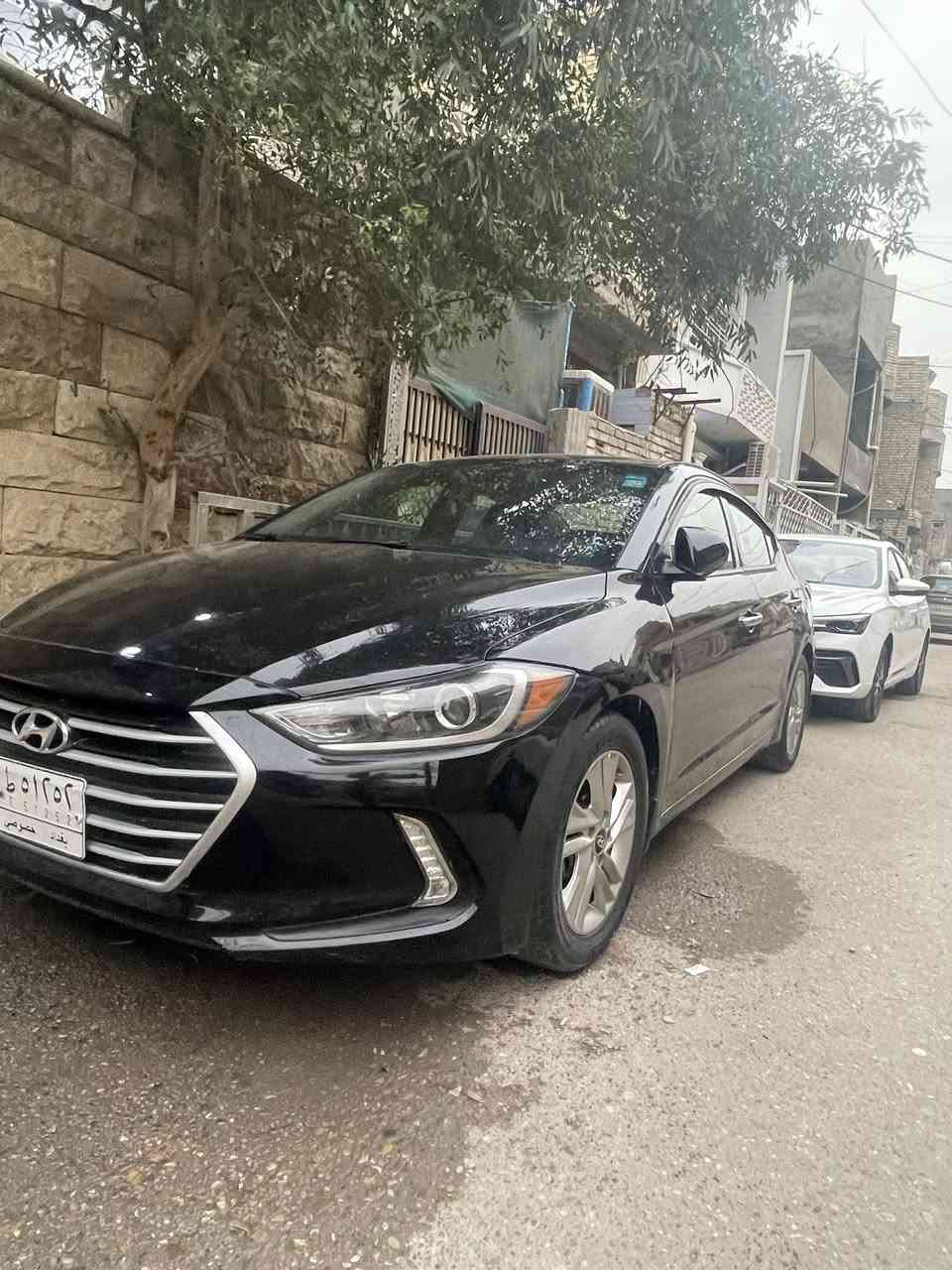 السلام عليكم عندي انترا موديل 2017  وارد امريكي حادث قبق جنطه    سياره حلوه رقم بغداد  مكينه كايمه    سعر 110 وبيه مجال  لطيبين  @***********

