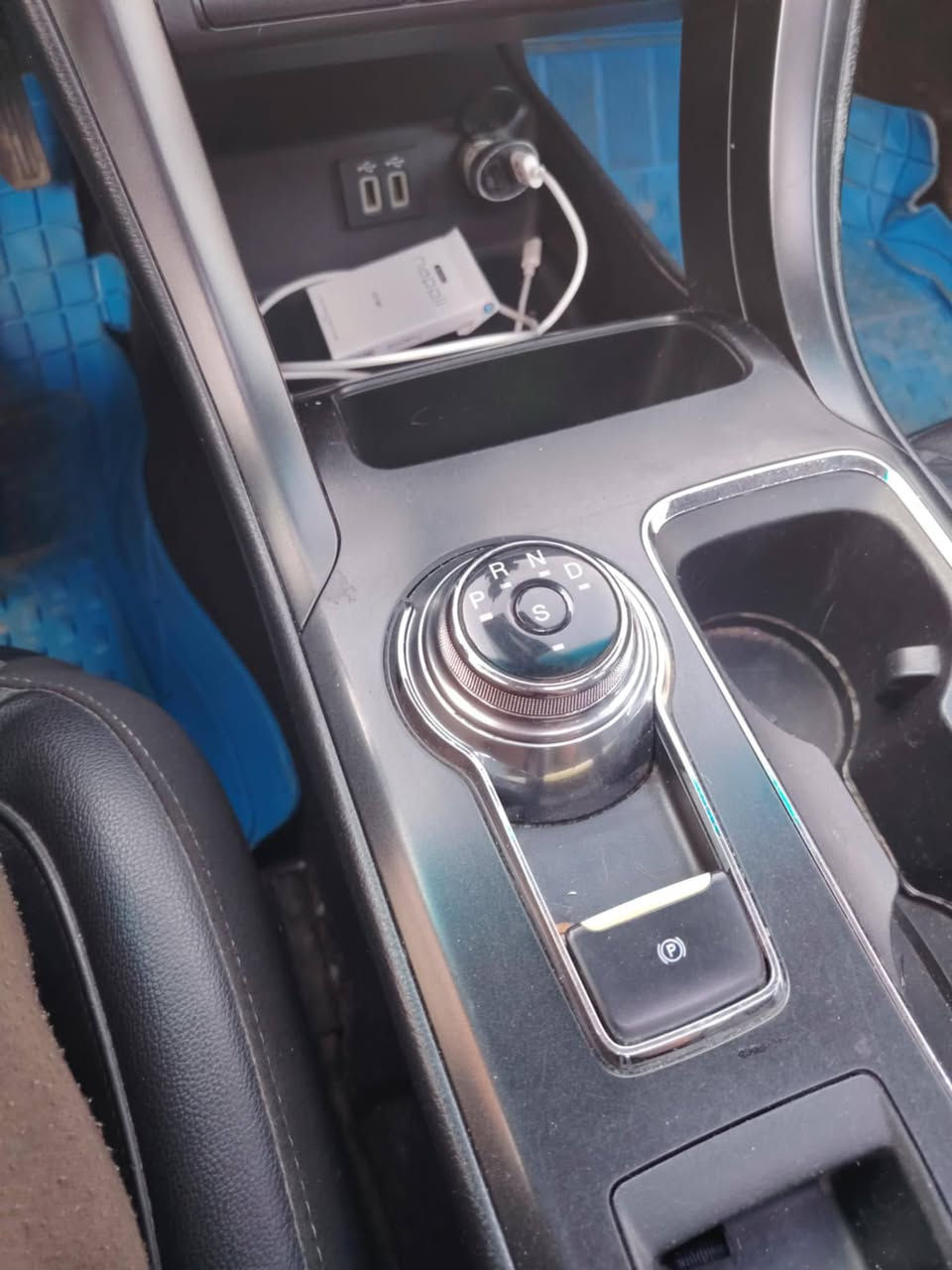 السلام عليكم فورد فيوجن 2019 فول مواصفات تيتانيوم 
....تدفئة تبريد كشنات
 ..كشن ميموري خزن .. 
كشنات امامية كهرباء
... كشنات جلد .  
انارة محيطية
 فتحة سقف.
...تبريد قطعتين
رمز سري بالباب ...
بصمة تشغيل وابواب
محرك 2000 تيربو
شوتة رياضية لون مميز بحري...باختصار السيارة فول مواصفات...
حادث السيارة موضح بالصور  بدون دواخل صبغ جاملغيت وبنيد
رقم بغداد الاتصال على الرقم ***********
السيارة بيها ملاحظات بسيطة....بس وقت ما عندي ارتب 
مكان السيارة بغداد اليرموك قرب ساحة قحطان
السعر 122 بيع او مراوس باقل
