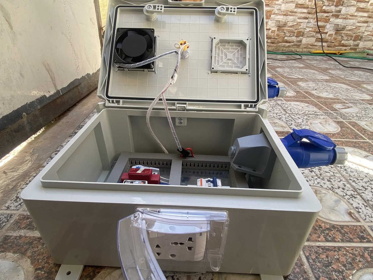 بورد حماية شحن السيارات الهايبرد والكهربائية حجم 30*40 
•حماية ضد ارتفاع الفولتية
•حماية ضد انخفاض الفولتية
•حماية ضد ارتفاع التيار
•حماية ضد الشورت سيركت
•جوزة طفاية حريق 
•حساس حراره زائد مروحة فان للتبريد
•اشارة لد ضوئية لمعرفة الفولتية والهيرتز والتيار
•مزود بمخرج كهرباء صناعي 32A زائد مخرج بلك سويچ دبل جوكر 16A مطري 
•حجم السلك المستخدم 6 ملم شعري
•كبس جميع اطراف الاسلاك بوتلس 
••الاسعار ••
135 الف -البورد فقط زائد الفحص
150 الف -البورد زائد تثبيت والتشغيل
275 الف -البورد زائد التثبيت والتشغيل زائد عمل منظومة أيرث نحاسي 100%حديثة بالكامل
للحجز
***********
***********
