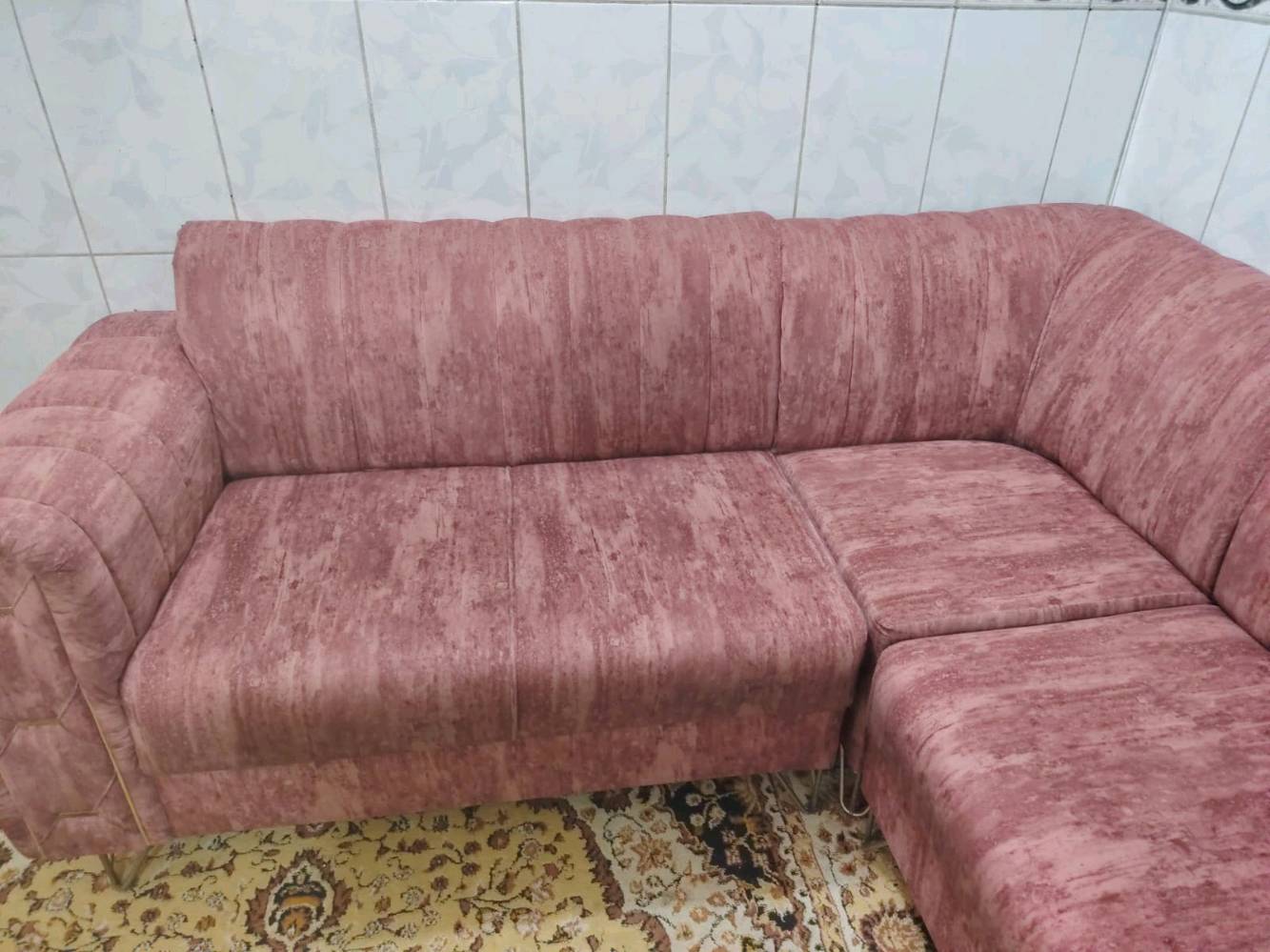 تخم للبيع نضيف 
مكون من 4 مقاعد +مقعد مختلف اجمالي 5مقاعد
بغداد /القاهرة 
350
شنو اسم/نوع الموديل بالضبط؟ وإذا أكو عدد القطع أو المقاسات التفصيلية للكنبة ممكن تذكرها؟: 
تخم 
المكان وين بالضبط حتى المشتري يعرف منين يستلم؟: 
القاهرة 
السعر شكد؟ وهل قابل للتفاوض لو لا؟: 
350 
الاستلام والتوصيل شلون عندك؟ أكو إمكانية توصيل داخل نفس المنطقة أو بغداد؟: 
لا يتوفر توصيل 