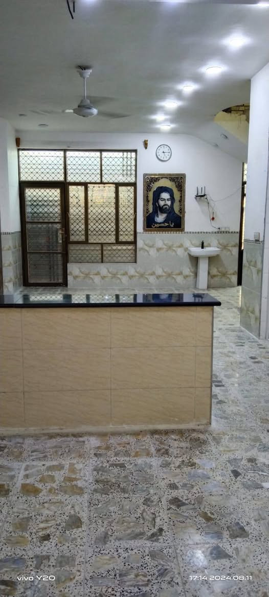 السلام عليكم بيت 200متر للبيع العنوان بغداد جسر ديالى الكرغولية مقابل البنزين خانة البيت يحتوي على استقبال كبير وصالة كبيرة ومطبخ حار وبارد وغرفتين نوم ومنور+حمام طابقين الطابق الثاني عوزة دبل طابوق ويكمل بناء حديث تبليط كهرباء ماء السعر 110وبيه مجال استفسار ***********
